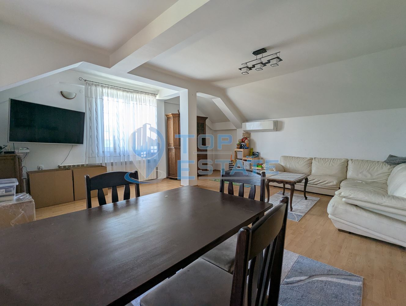 Масивна триетажна къща със сауна и басейн в близост до центъра на град Горна Оряховица, област Велико Търново - 0