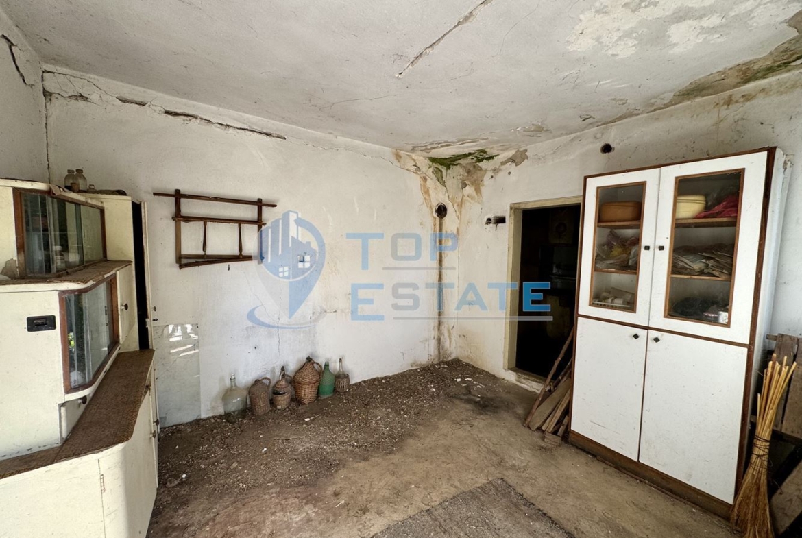 Двуетажна тухлена къща с кладенец и гараж в село Водолей, област Велико Търново - 0