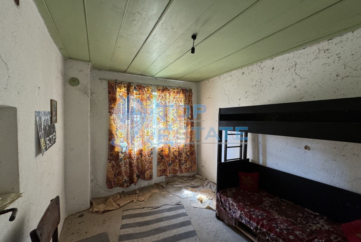 Тухлена къща с кладенец и голям двор в село Павел, област Велико Търново - 0