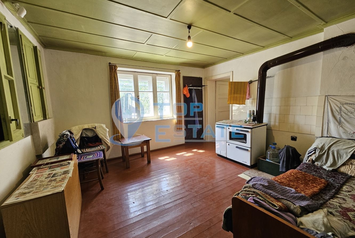 Двуетажна тухлена къща с гараж и голям двор в село Добромирка - 0