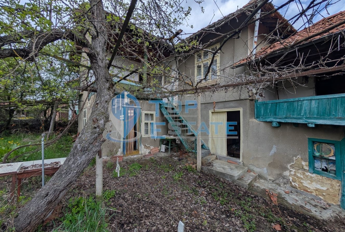 Двуетажна старинна къща с кладенец в село Малки Вършец - 0