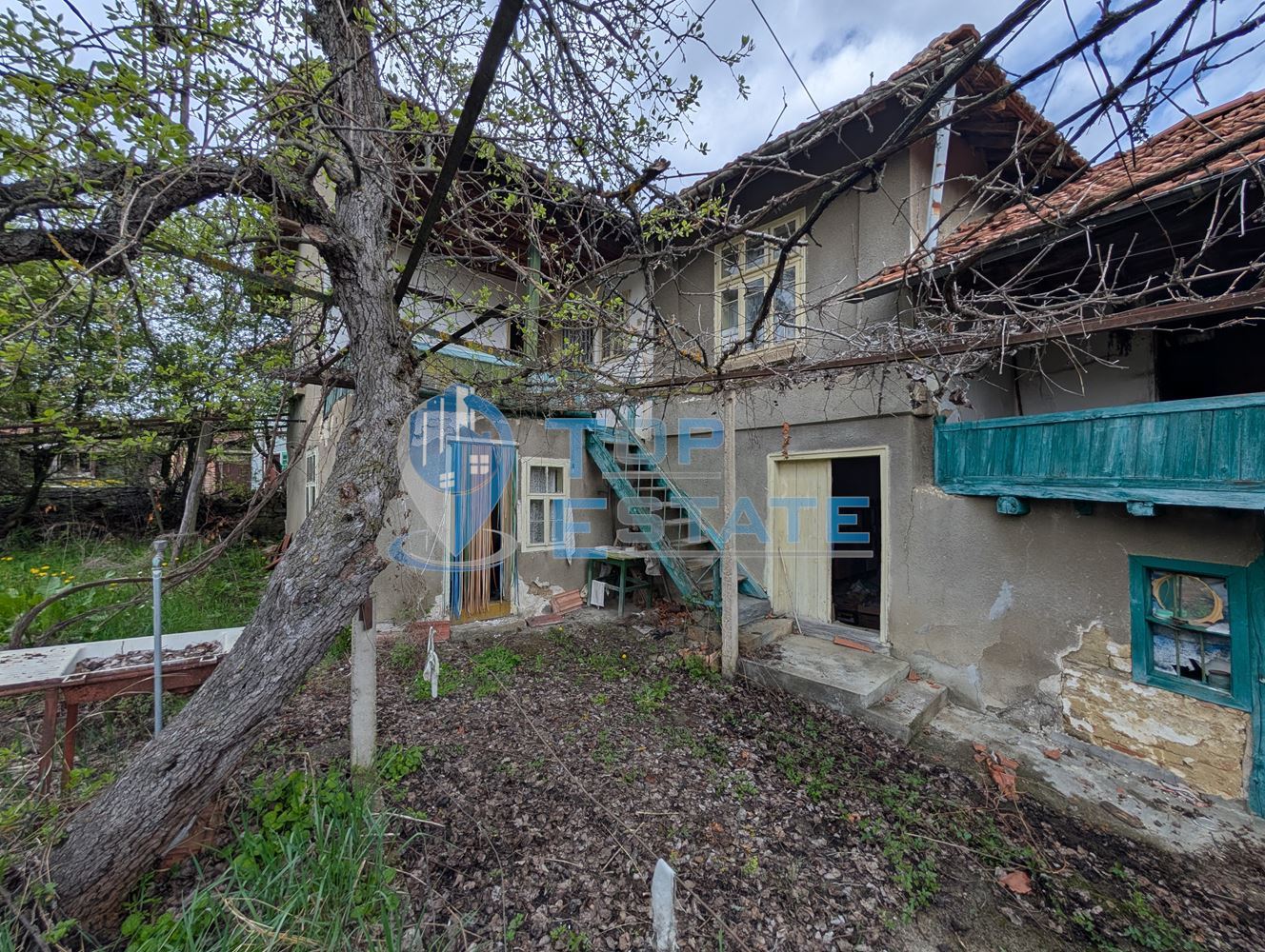 Двуетажна старинна къща с кладенец в село Малки Вършец - 0