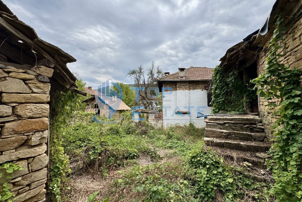 Двуетажна тухлена къща с допълнителни постройки и голям двор в село Караиванца, област Габрово. - 0