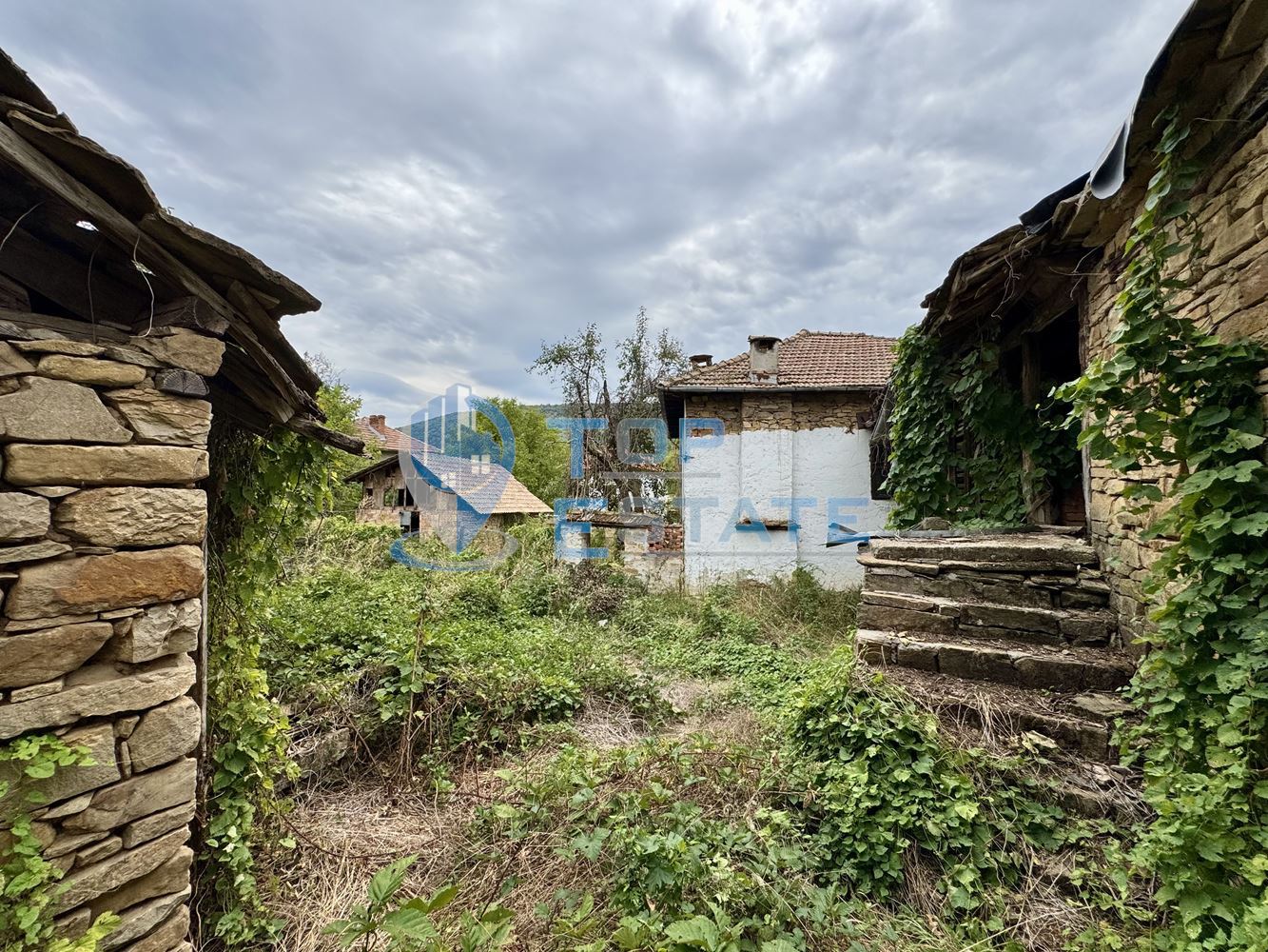 Двуетажна тухлена къща с допълнителни постройки и голям двор в село Караиванца, област Габрово. - 0