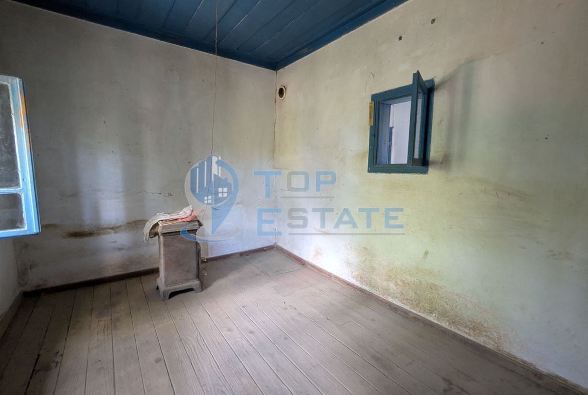 Двуетажна тухлена къща с голям двор в село Поликраище, област Велико Търново - 0