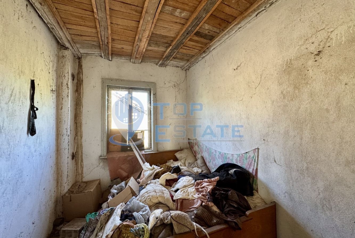 Двуетажна тухлена къща с кладенец и гараж в село Водолей, област Велико Търново - 0