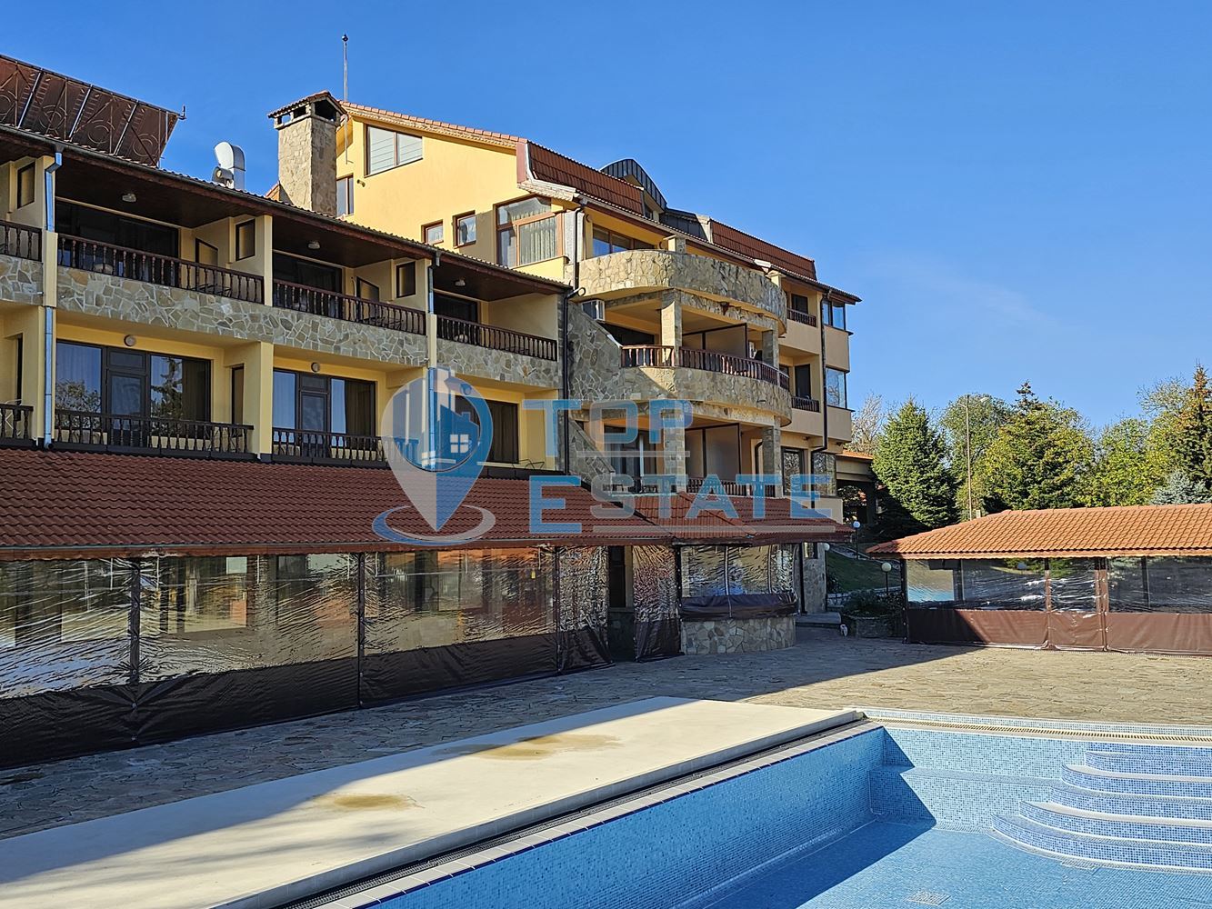 Хотел с три басейна и прекрасна панорама над гр. Лясковец-0 Хотел с три басейна и прекрасна панорама над гр. Лясковец - 0