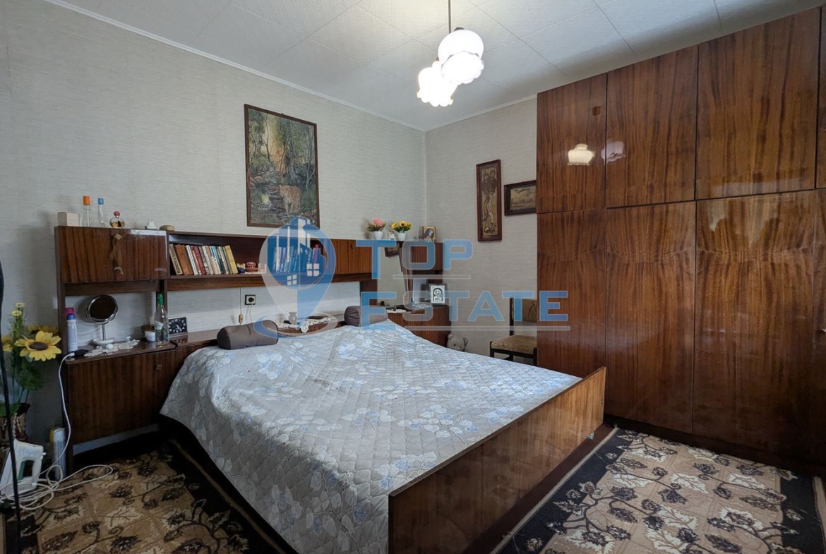 Просторна едноетажна тухлена къща в квартал Калтинец, град Горна Оряховица, област Велико Търново - 0