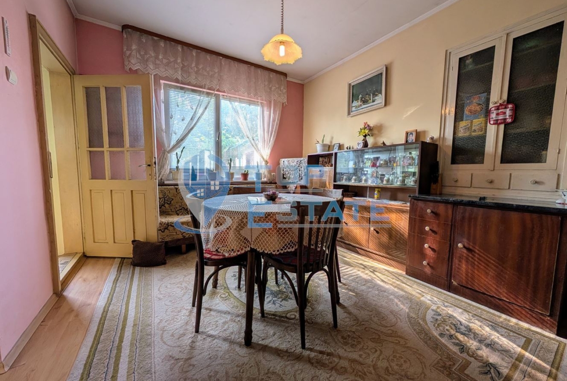 Едноетажна къща с множество стопански постройки и голям двор в село Хаджидимитрово - 0