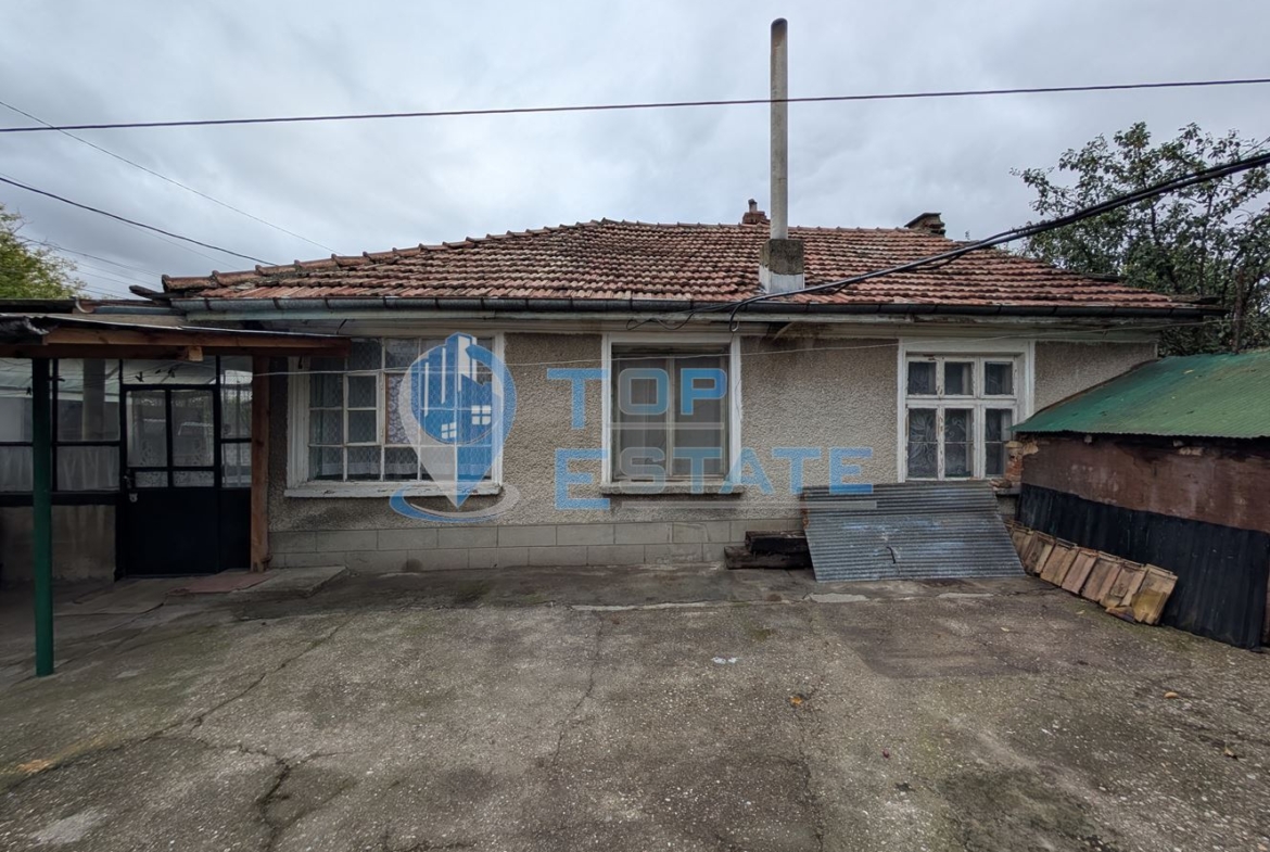 Едноетажна къща с кладенец и гараж в квартал Калтинец, град Горна Оряховица - 0