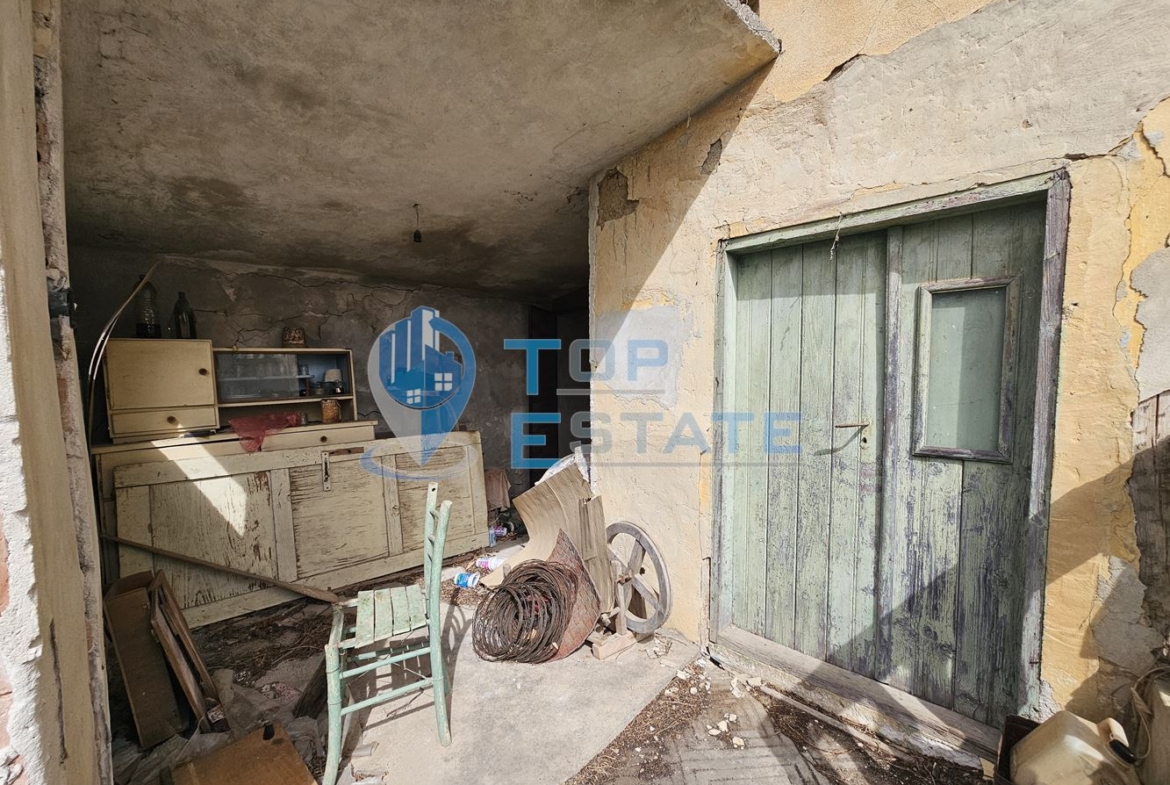 Двуетажна къща с голям двор в село Върбица, област Велико Търново - 0