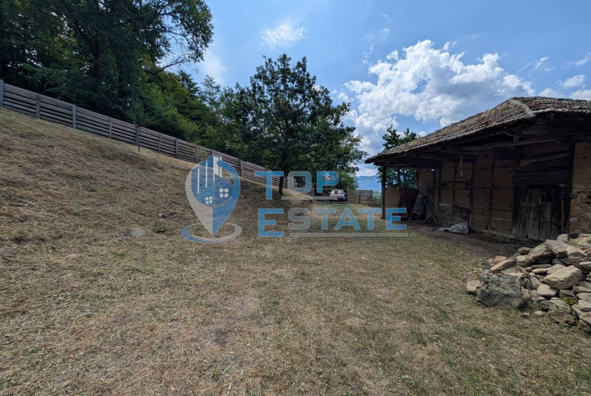 Двуетажна къща с уникална панорамна гледка в Тревненския балкан - 0