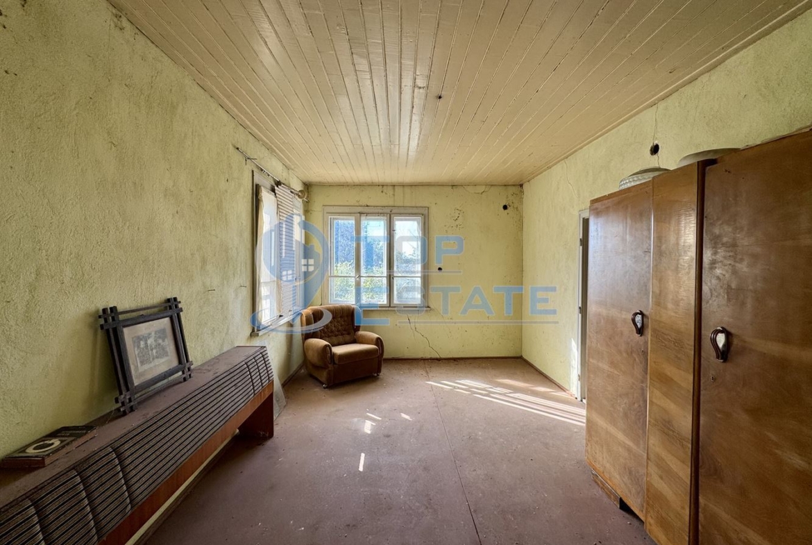 Двуетажна тухлена къща с кладенец и гараж в село Водолей, област Велико Търново - 0