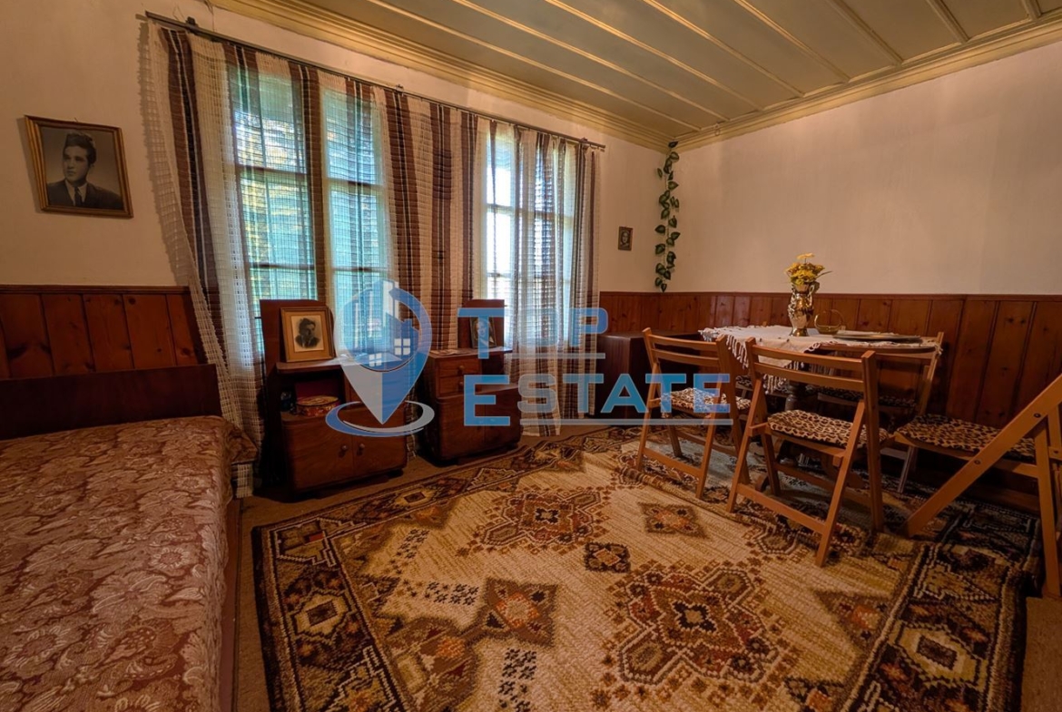 Двуетажна автентична къща с голям двор в село Лесичарка - 0