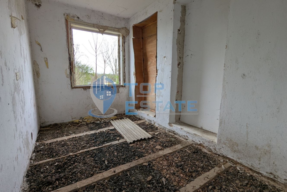 Голям двор със стара къща в покрайнините на село Михалци, област Велико Търново - 0