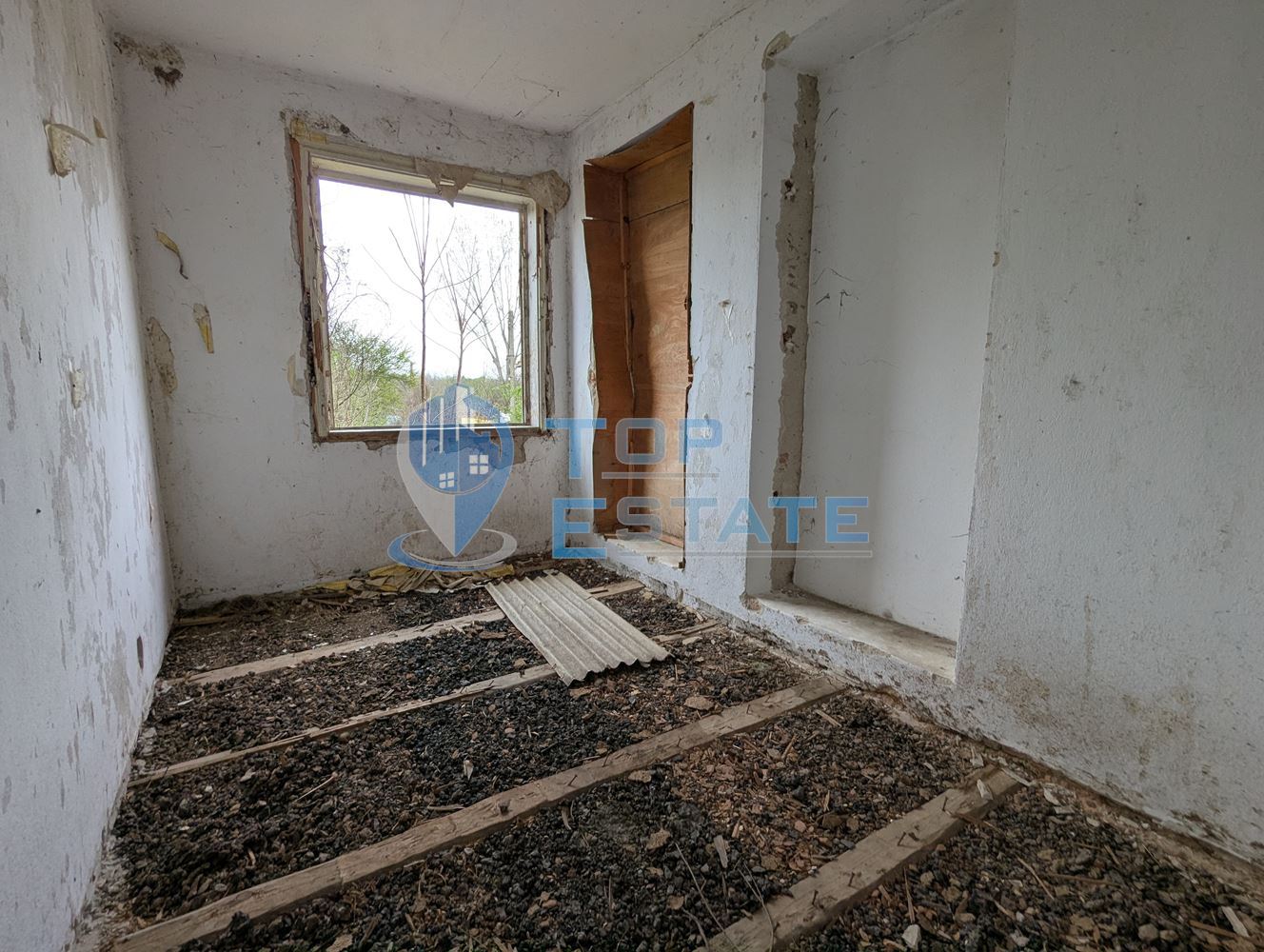 Голям двор със стара къща в покрайнините на село Михалци, област Велико Търново - 0