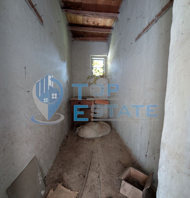 Двуетажна къща с голям двор и кладенец в село Иванча - 0