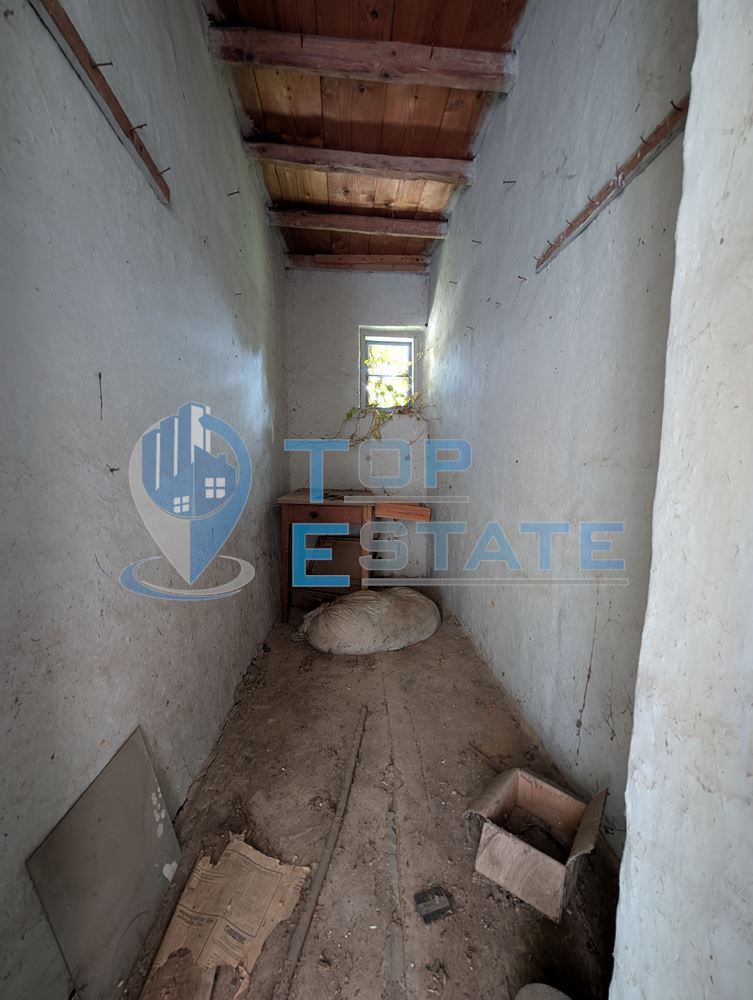 Двуетажна къща с голям двор и кладенец в село Иванча - 0