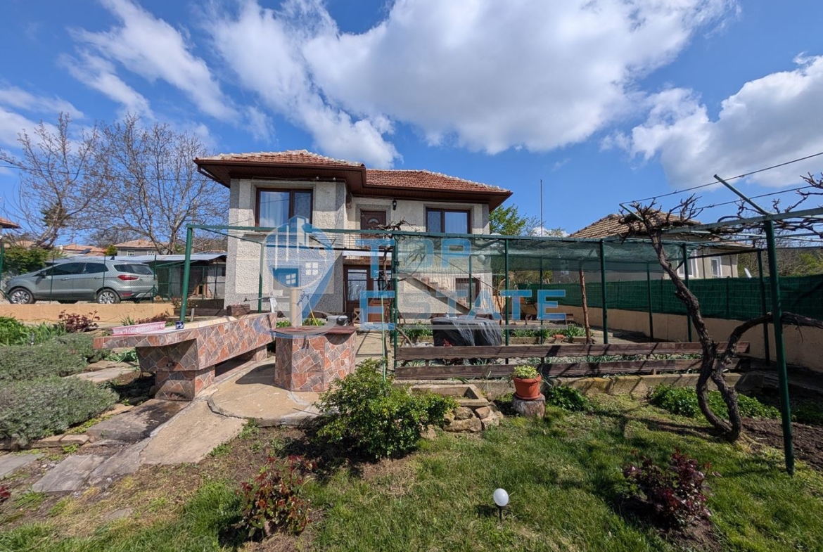 Двуетажна реновирана къща с красива панорама в село Вишовград - 0