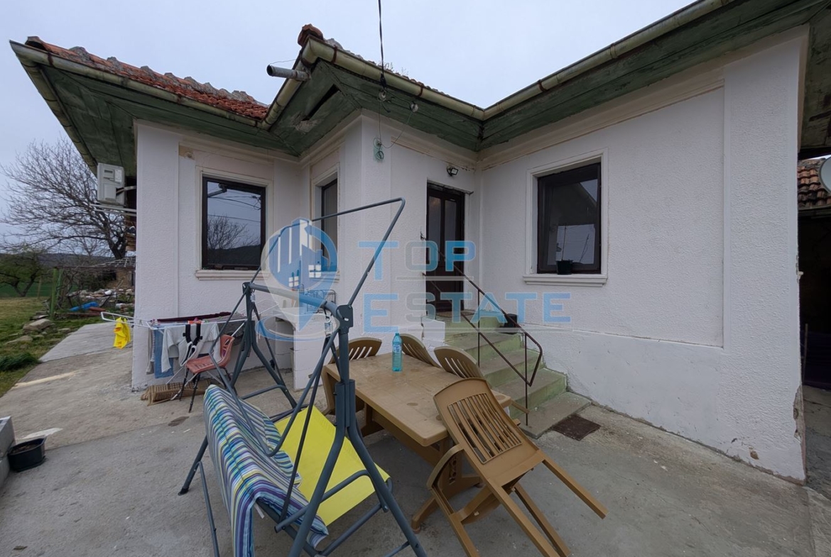 Едноетажна реновирана къща с голям двор в село Сливовица - 0