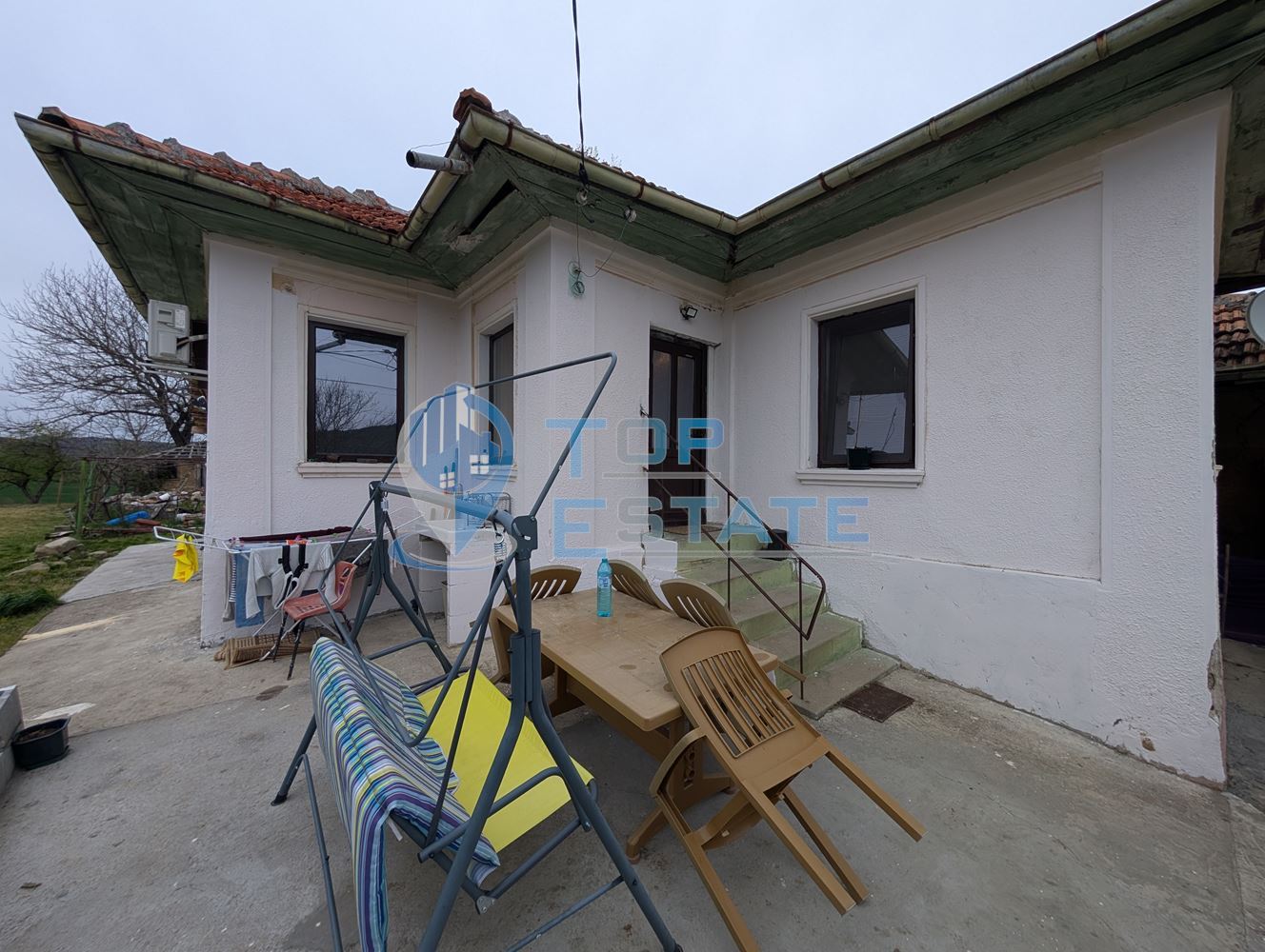 Едноетажна реновирана къща с голям двор в село Сливовица - 0