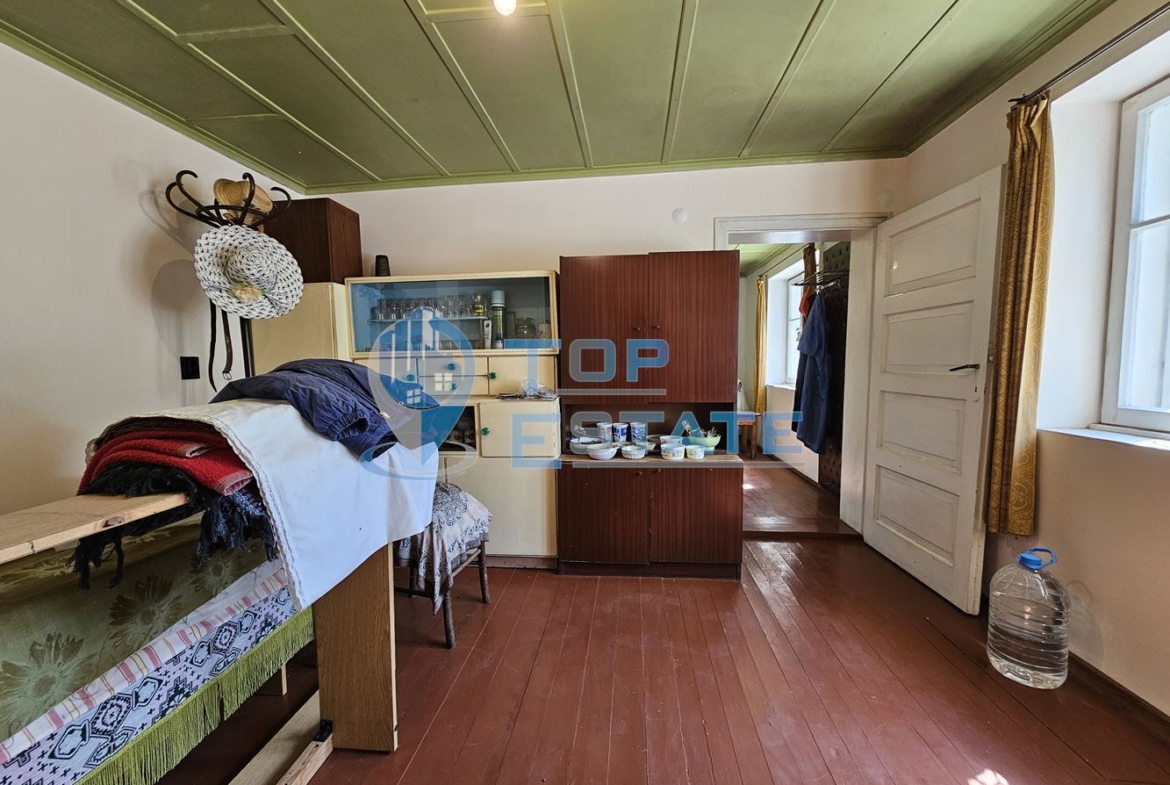 Двуетажна тухлена къща с гараж и голям двор в село Добромирка - 0