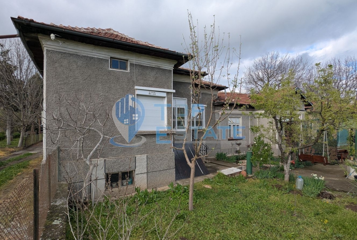 Просторна едноетажна тухлена къща в квартал Калтинец, град Горна Оряховица, област Велико Търново - 0