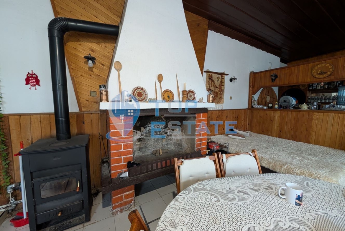 Двуетажна автентична къща с голям двор в село Лесичарка - 0