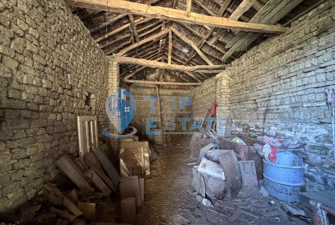 Тухлена къща с голям двор в с. Масларево, област Велико Търново - 0