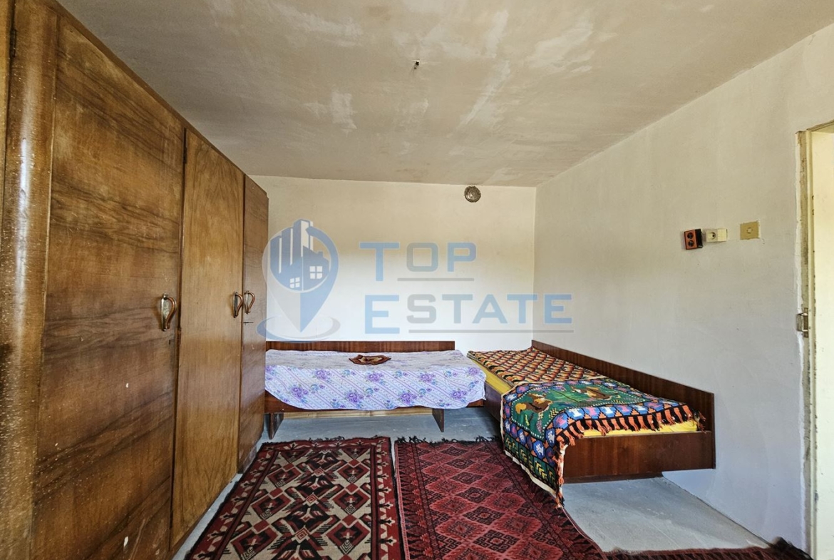 Реновирана къща с голям двор и гараж в село Самоводене - 0