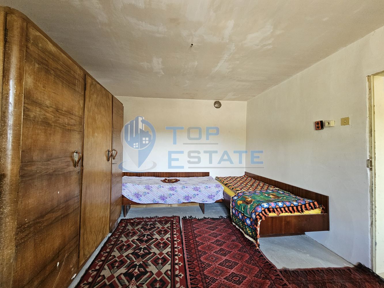 Реновирана къща с голям двор и гараж в село Самоводене - 0