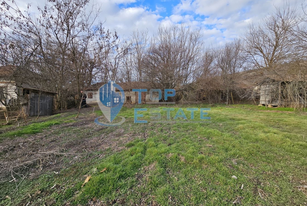 Тухлена къща с вътрешна тоалетна и голям двор в село Драгомирово, община Свищов - 0