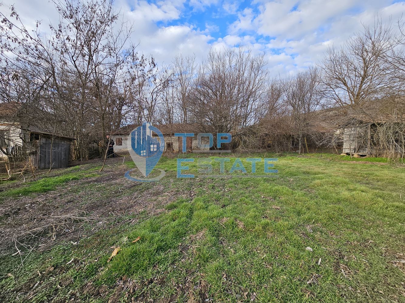 Тухлена къща с вътрешна тоалетна и голям двор в село Драгомирово, община Свищов - 0