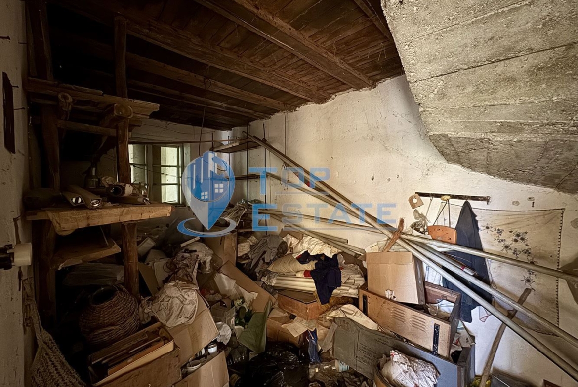 Двуетажна тухлена къща с кладенец и гараж в село Водолей, област Велико Търново - 0