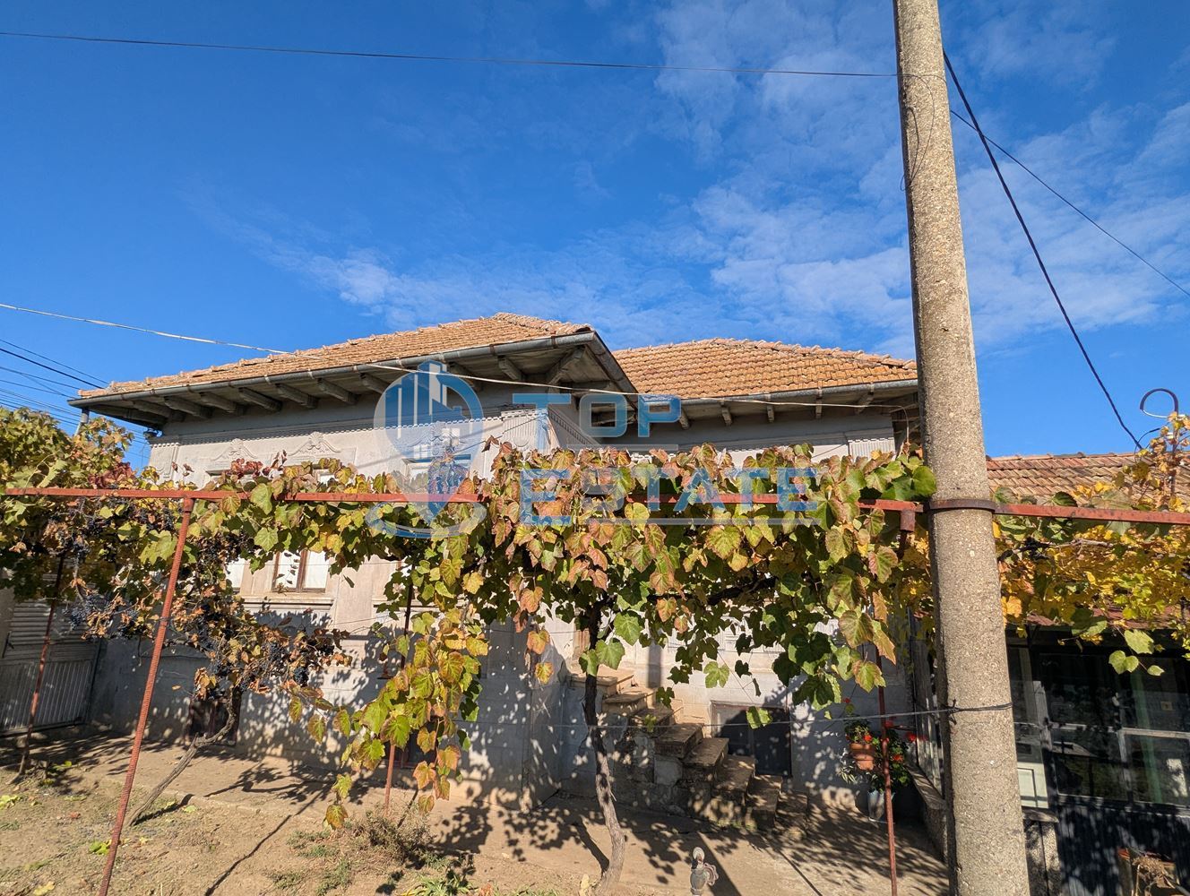 Двуетажна тухлена къща на главната улица в село Поликраище, област Велико Търново-0 Двуетажна тухлена къща на главната улица в село Поликраище, област Велико Търново - 0