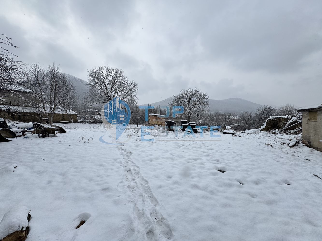 Двуетажна къща с голям двор в с. Скалско, област Габрово. - 0