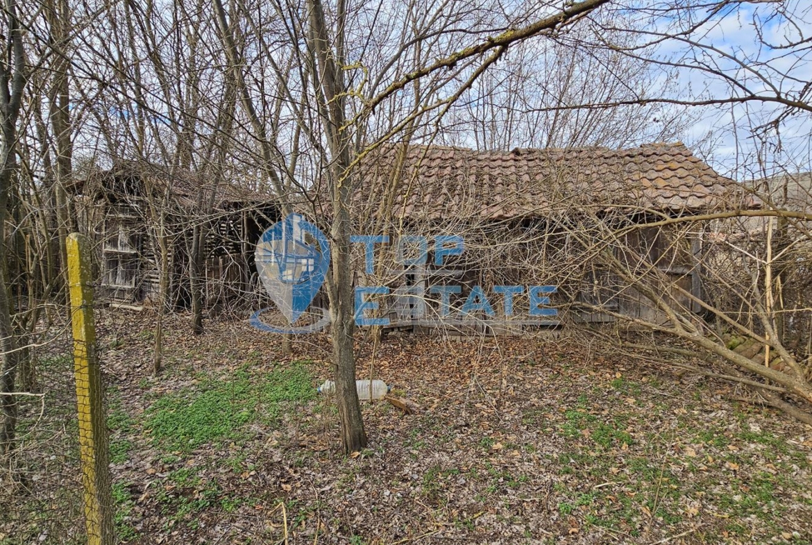 Тухлена къща с вътрешна тоалетна и голям двор в село Драгомирово, община Свищов - 0