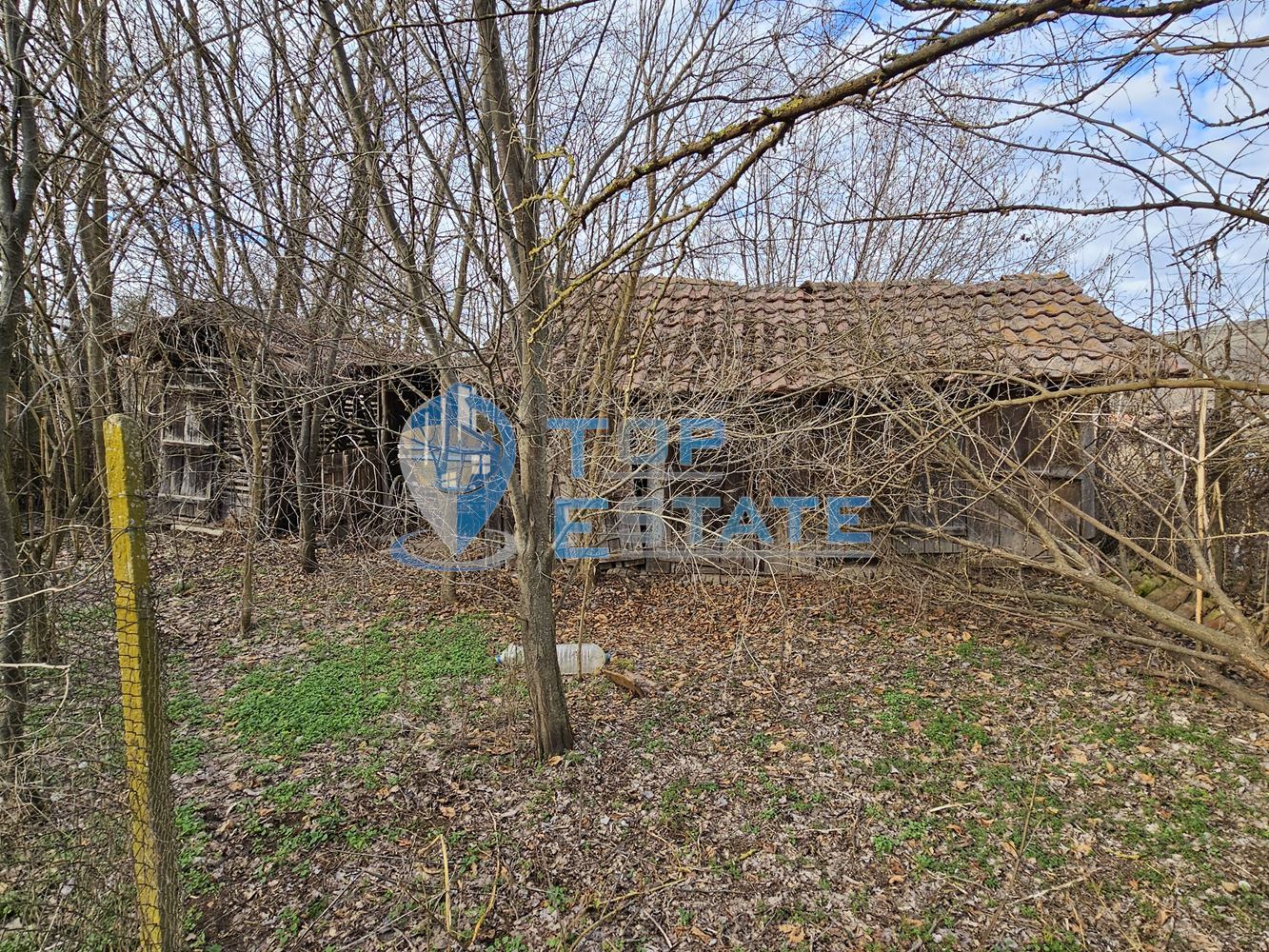 Тухлена къща с вътрешна тоалетна и голям двор в село Драгомирово, община Свищов - 0