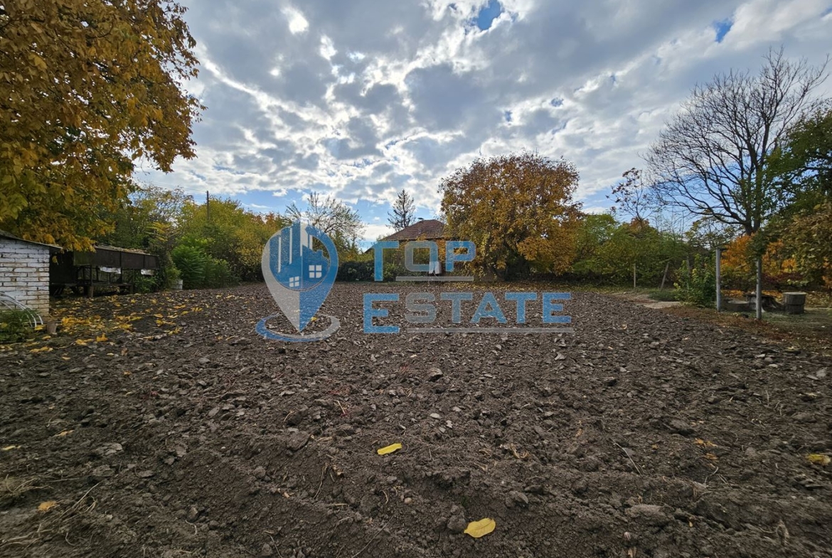 Масивна двуетажна къща с голям двор и гараж в село Караисен - 0