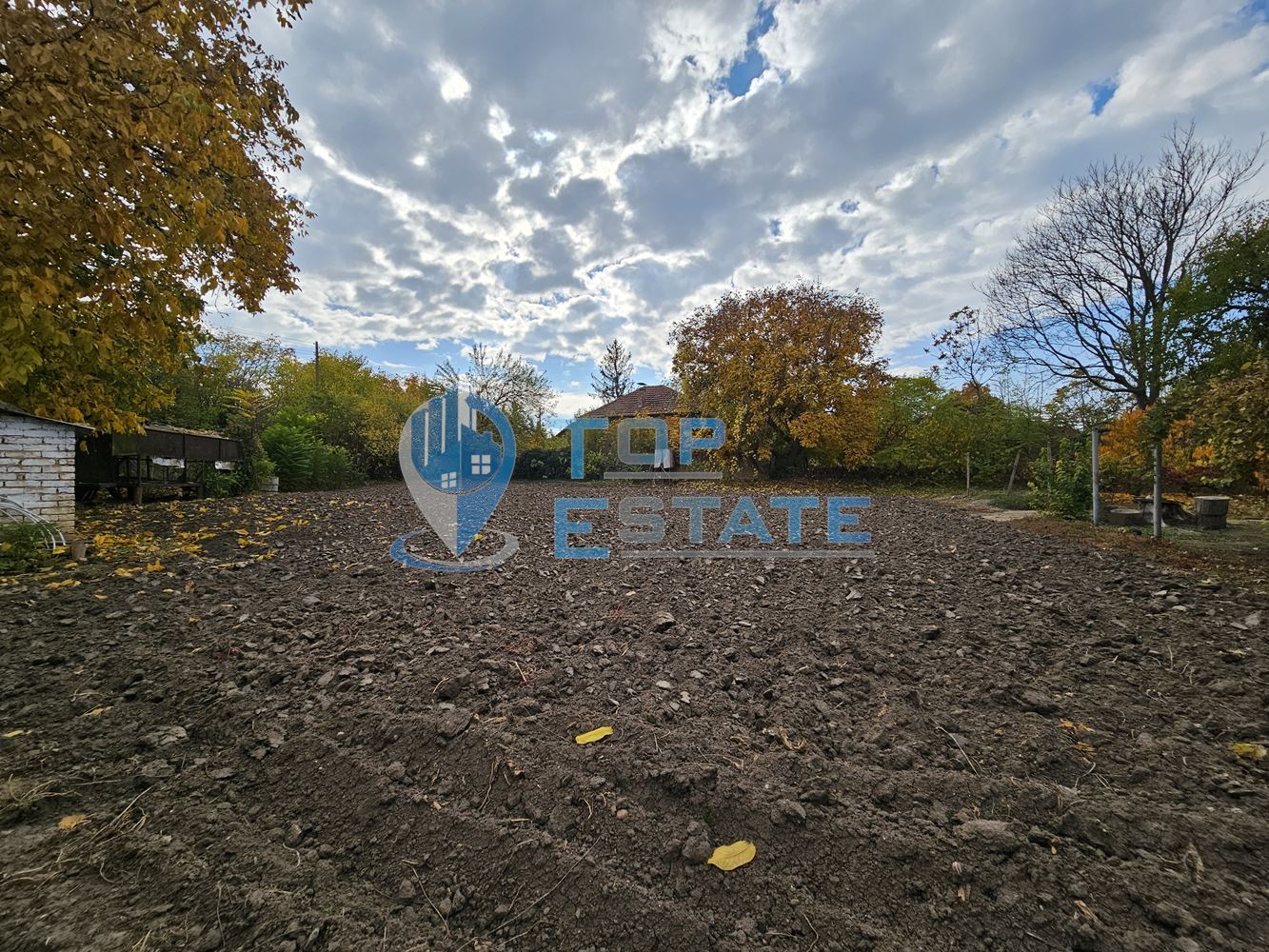 Масивна двуетажна къща с голям двор и гараж в село Караисен - 0