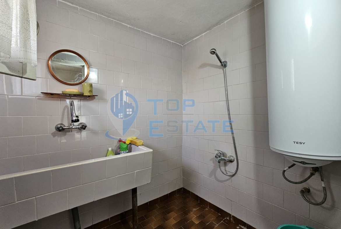 Монолитна двуетажна къща с втора къща в един двор в село Ново Градище, област Велико Търново - 0