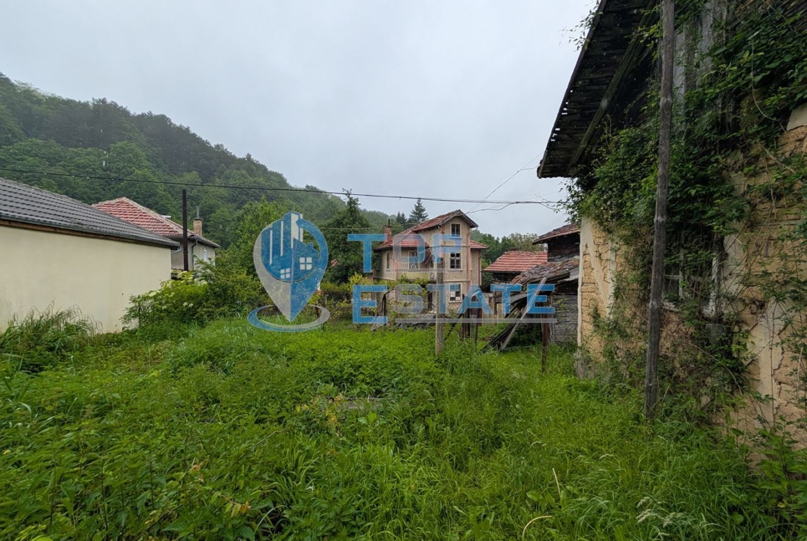 Двуетажна тухлена къща в близост до град Плачковци - 0