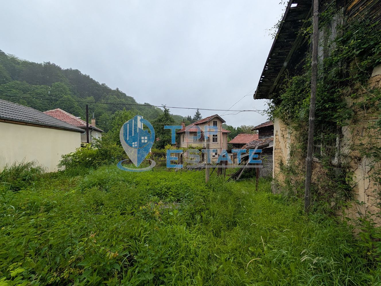 Двуетажна тухлена къща в близост до град Плачковци - 0