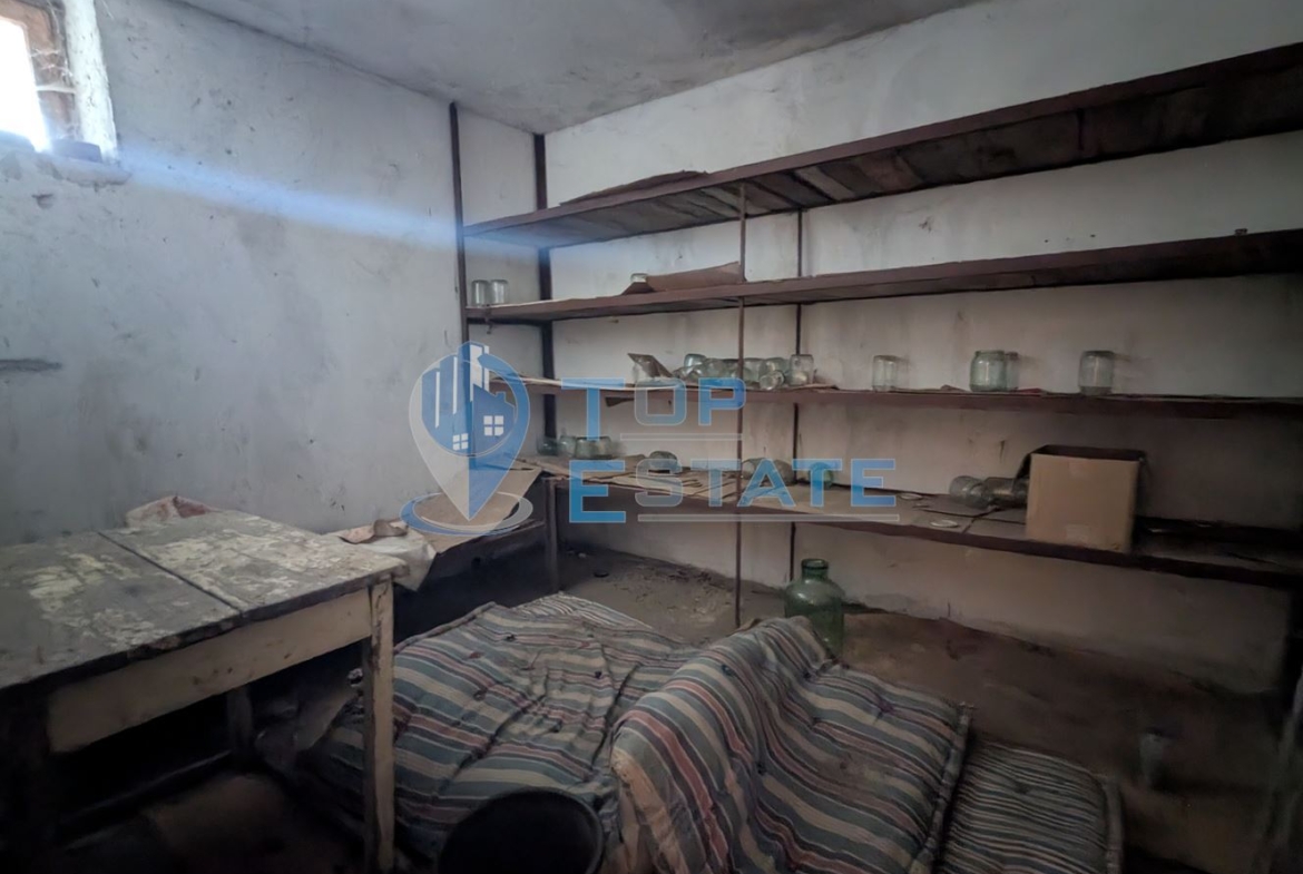 Двуетажна масивна къща в град Стражица, област Велико Търново - 0