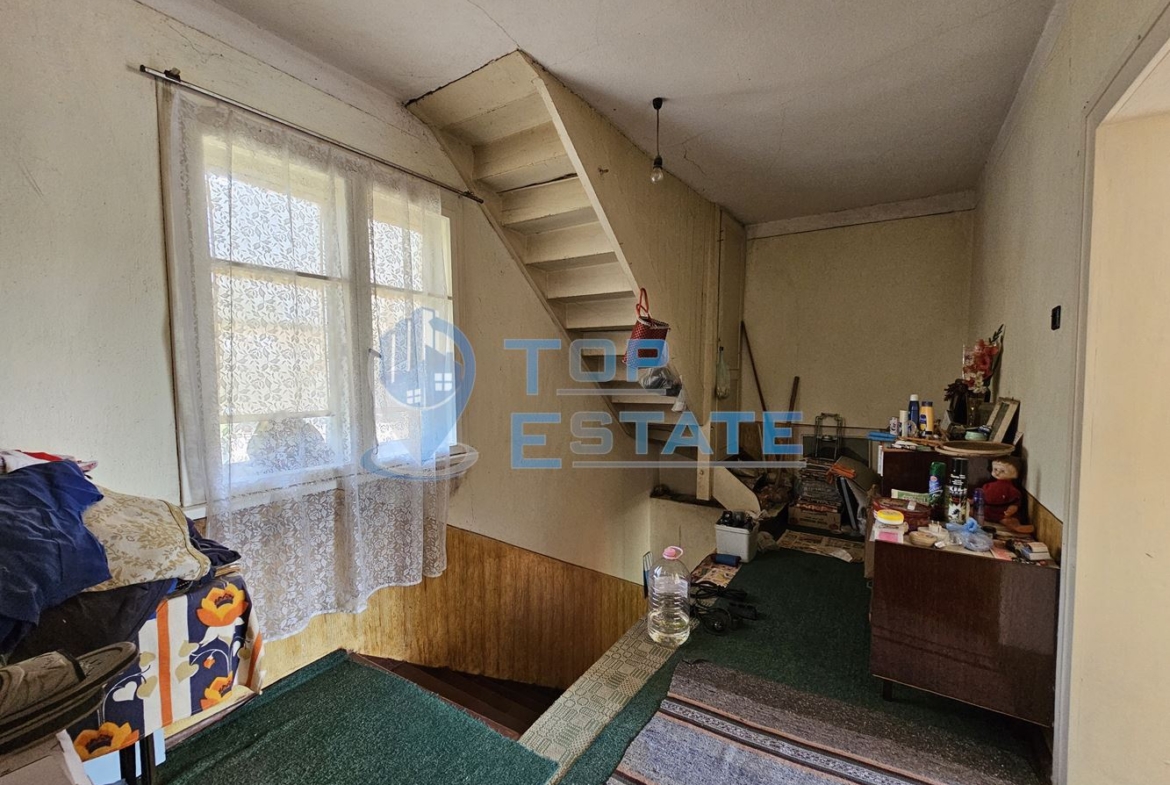 Двуетажна тухлена къща с гараж и голям двор в село Добромирка - 0