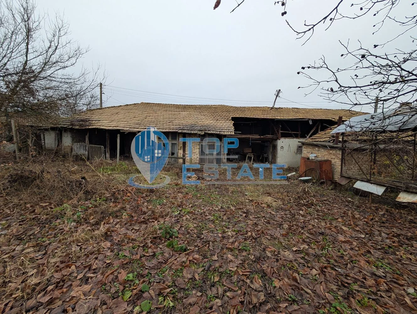 Двуетажна тухлена къща с голям двор и кладенец в село Кардам - 0