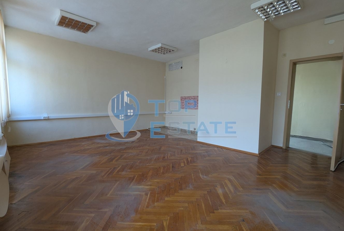 Поещения под наем в административна сграда на центъра в град Горна Оряховица, област Велико Търново - 0