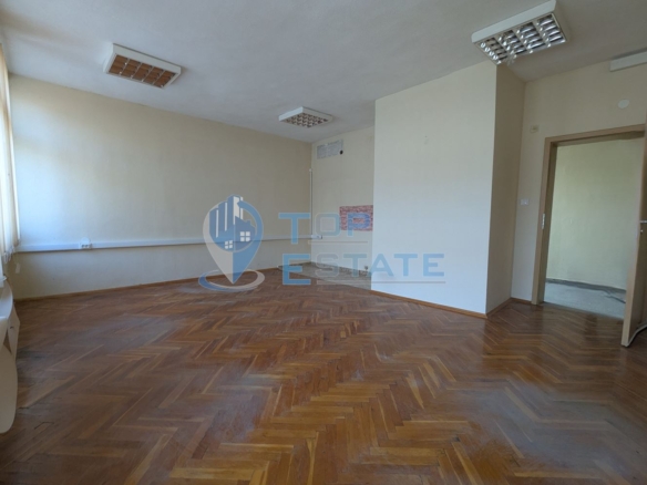 Поещения под наем в административна сграда на центъра в град Горна Оряховица, област Велико Търново - 0