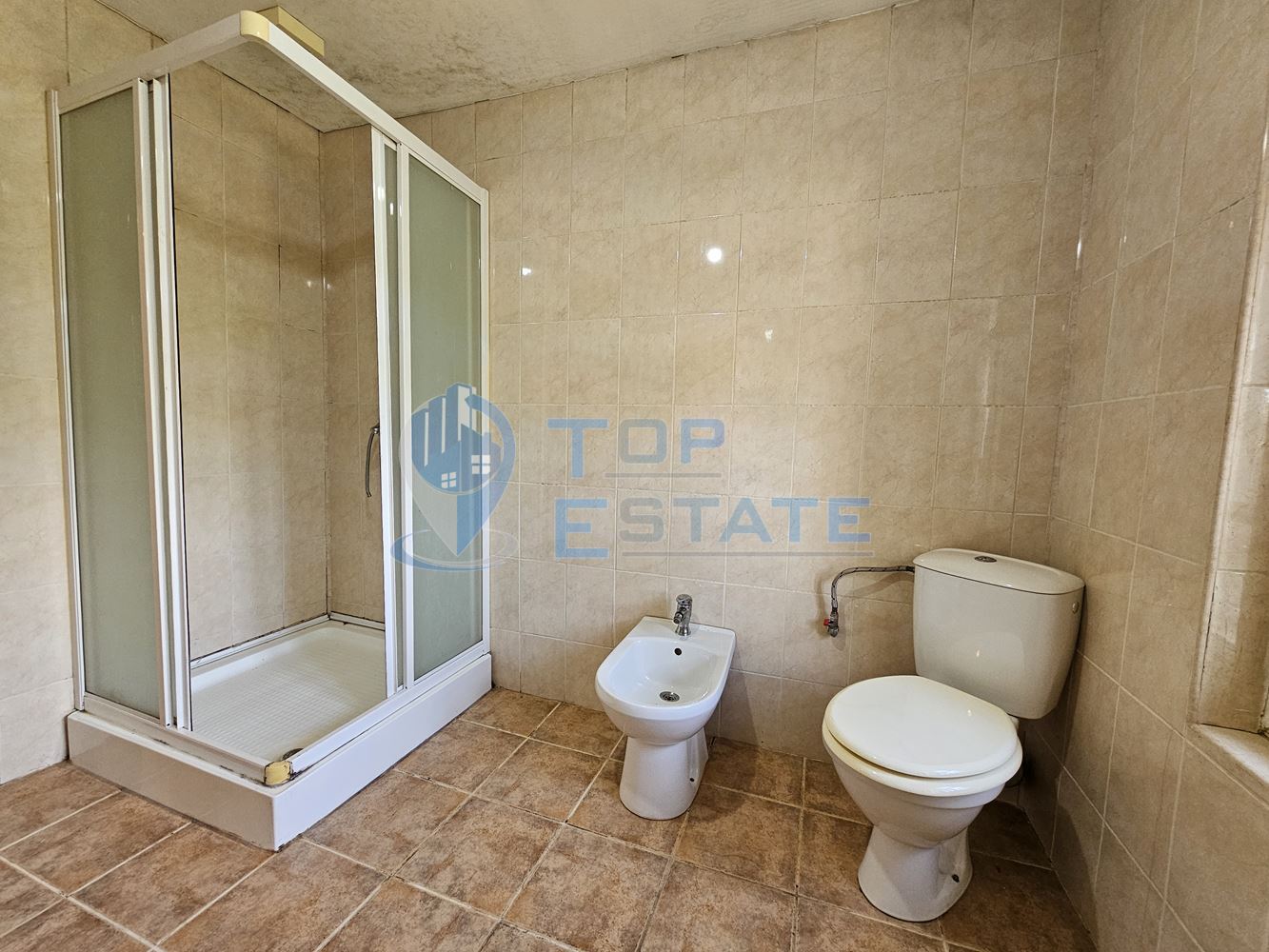 Ремонтирана и обзаведена къща с два санитарни възела в село Хотница, област Велико Търново - 0