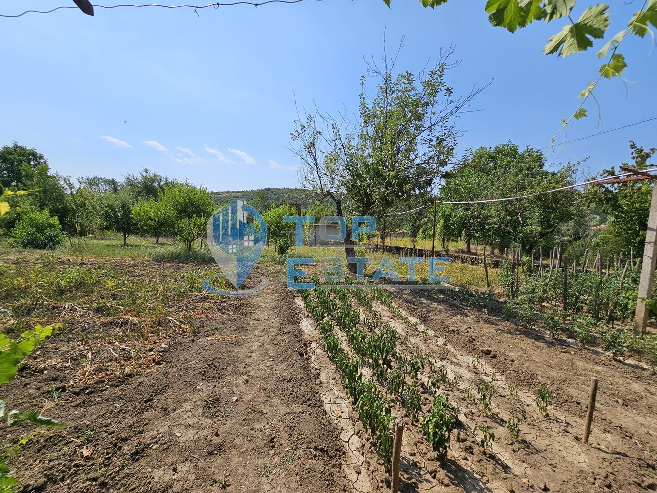 Двуетажна тухлена къща с гараж и голям двор в село Добромирка - 0